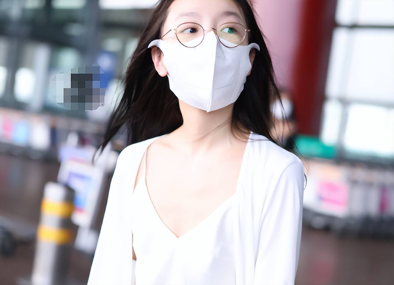 重点是,从这个画面可以看见,周冬雨的吊带是有些"凸点"的,肩膀上也没