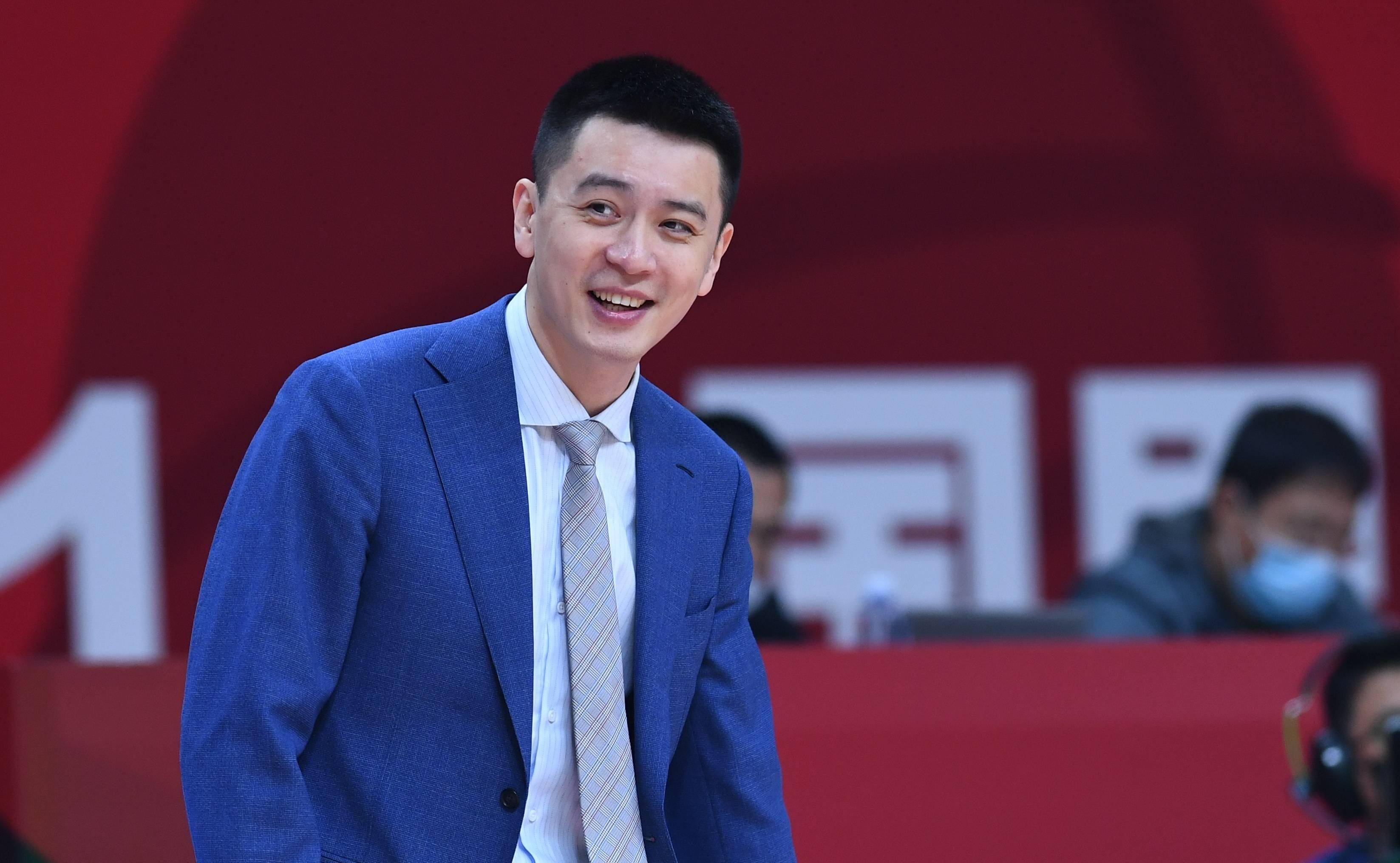 杨鸣成功续约,代理教练自觉退位_洛佩斯_球员_1