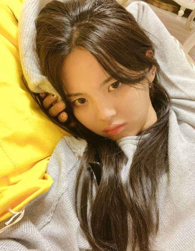 杨超越晒双马尾自拍,穿一字肩细吊带出镜,开心比耶心情好_工作_少女