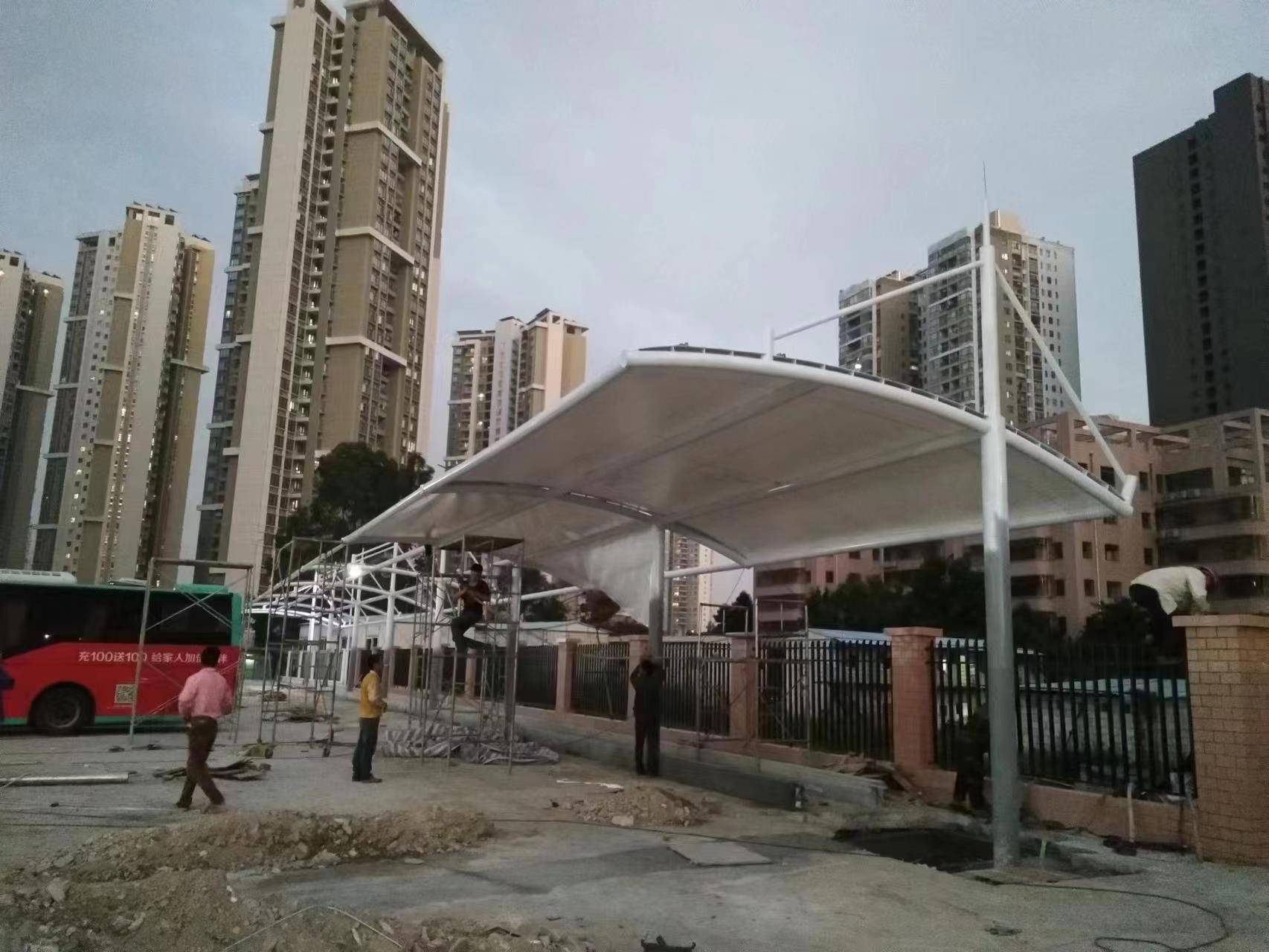 张拉膜结构车棚厂家多少钱一平方?