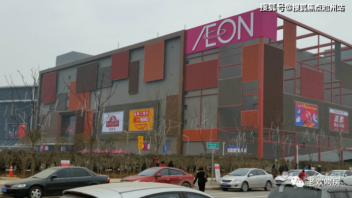 除了项目自带的商业街区之外,与项目一站之隔还有17万方的金银潭永旺