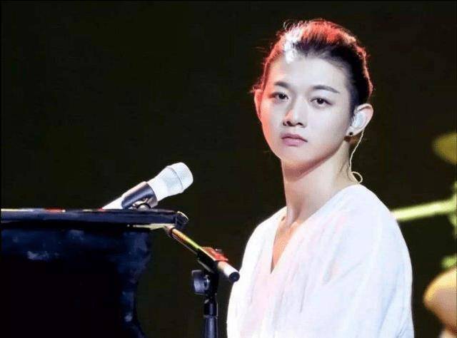 小哥出生于一个文艺世家,他的父亲是知名歌手火风,母亲仲小萍同样是一