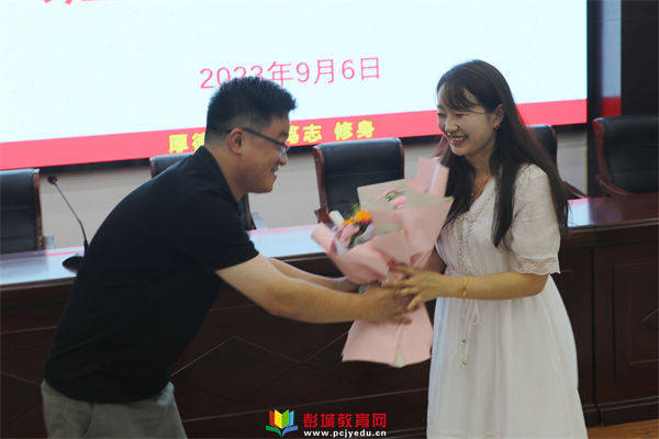 铜山区夹河中学召开德育安全工作暨新班主任拜师活动