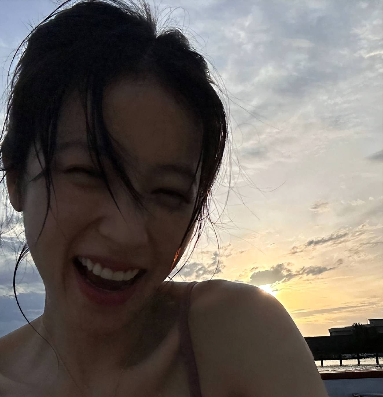 演员周雨彤的泳装照火爆网络!身材火辣,一秒钟秒杀你的眼球!