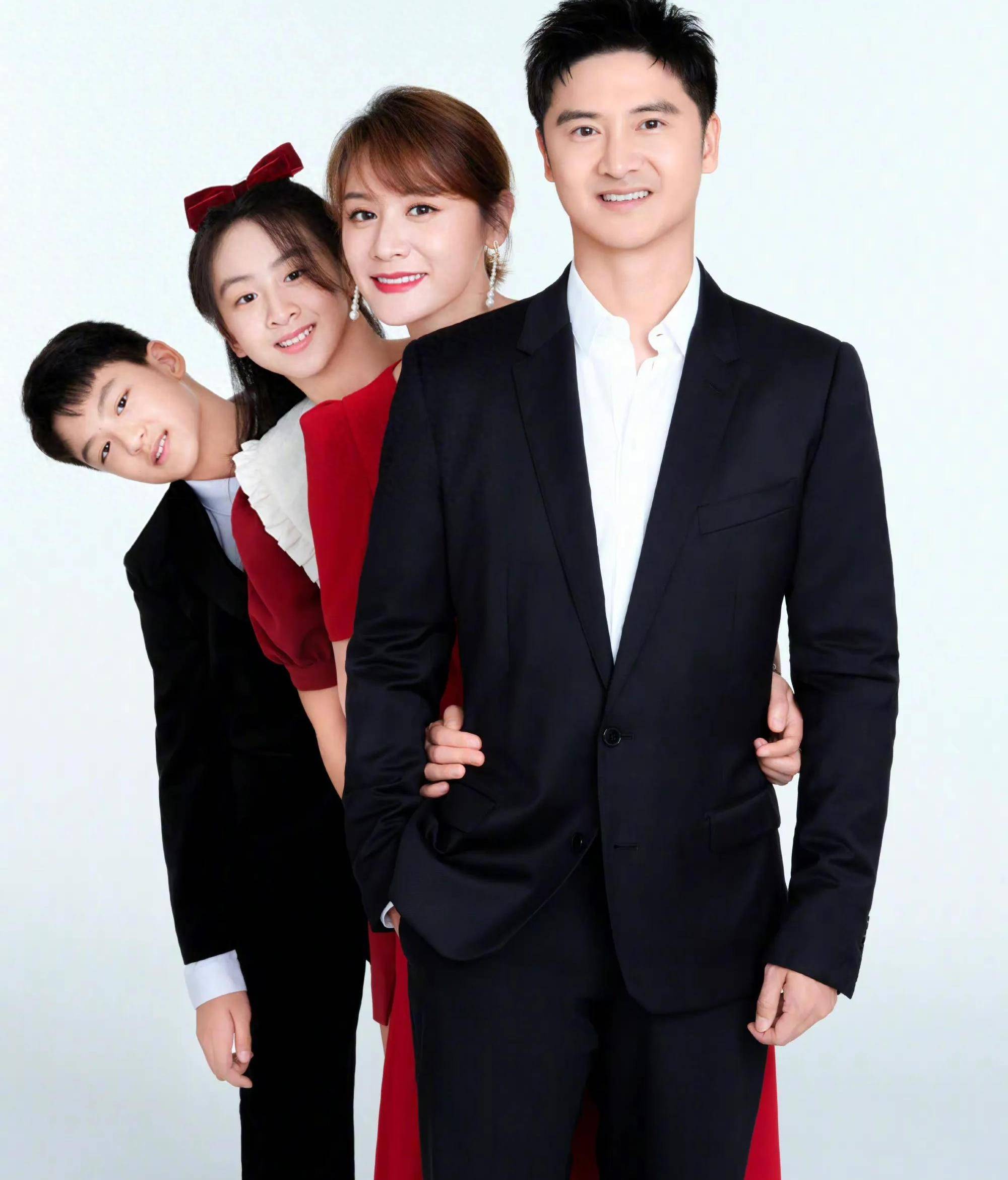 叶一茜晒全家福庆生,一家四口好有爱,森碟小亮仔踮脚身高超爸妈_田亮