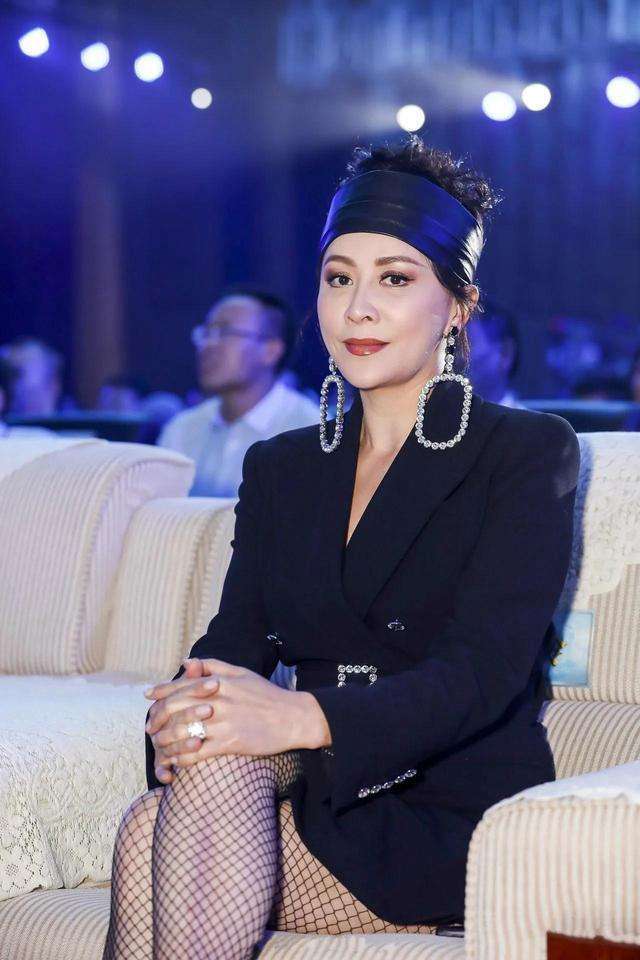 《过界男女》等等,基本上每一部作品,都能够帮助刘嘉玲拿下一个影后称