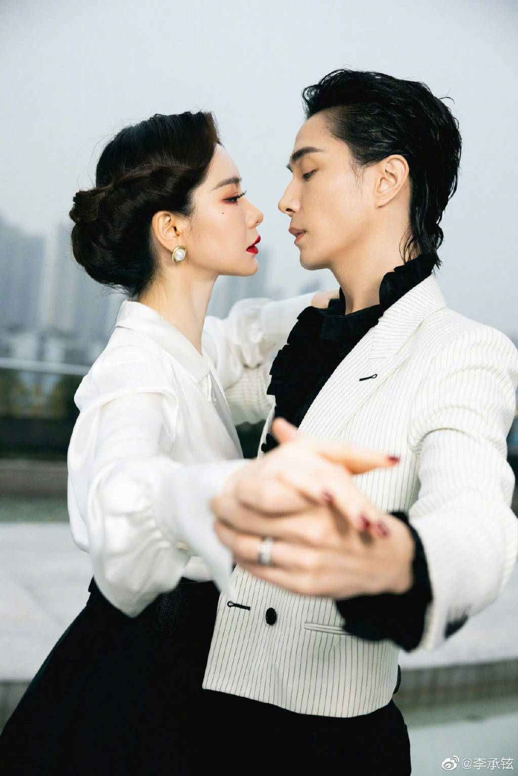 李承铉戚薇甜蜜庆祝结婚纪念日,网友:真夫妻就是最好磕的_祝福_照片