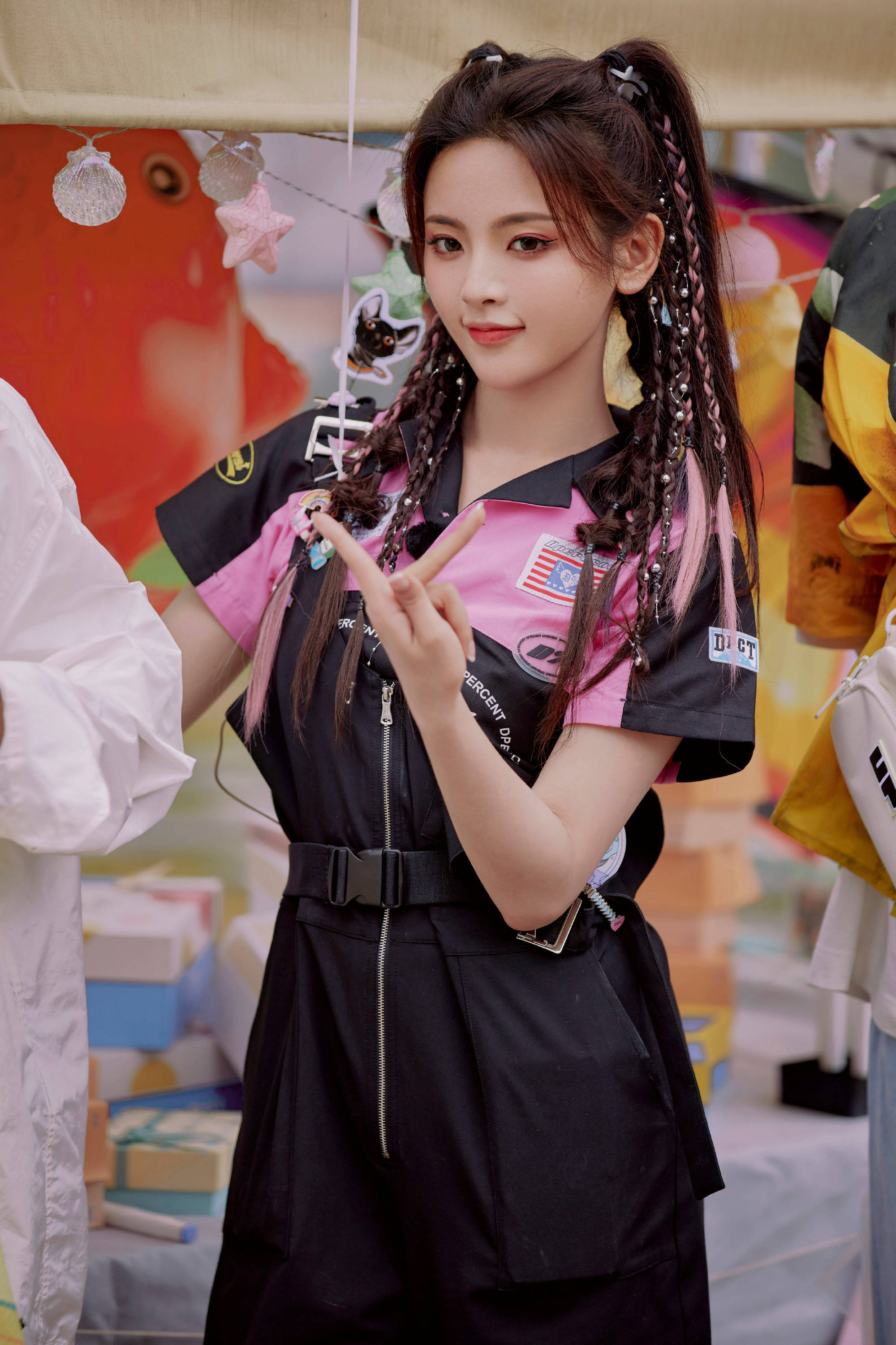 杨超越综艺最新穿搭三则:简单的t恤穿出不同元气,超有活力的_服装