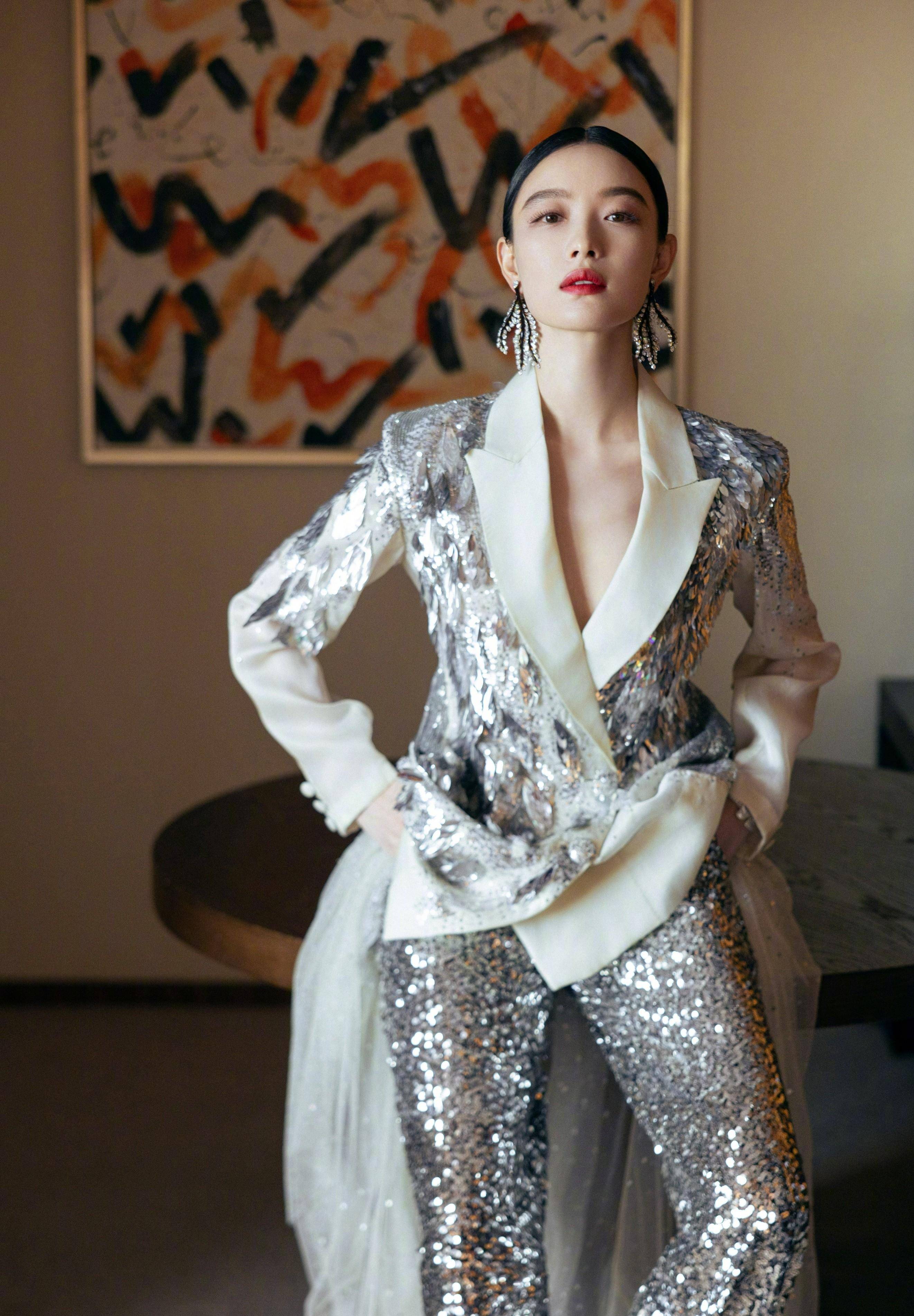 倪妮秋冬高定服尽显优雅气质,细致的妆容,发型和耳环完美点缀_时尚