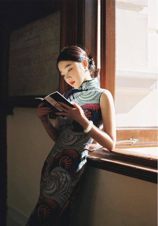 孙嘉璐的旗袍造型摇曳生姿,瞬间变身民国名媛,演绎出真正的东方美