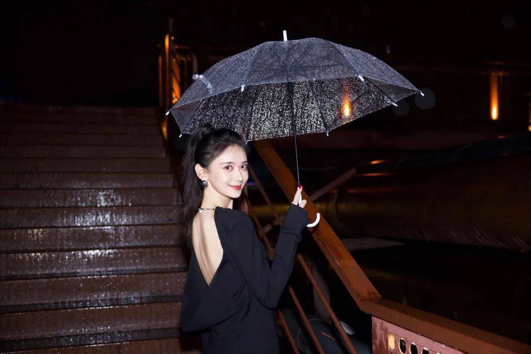 徐梓钧亮相中国国际时装周 美背惊艳展绝美身姿_品牌_时尚_造型