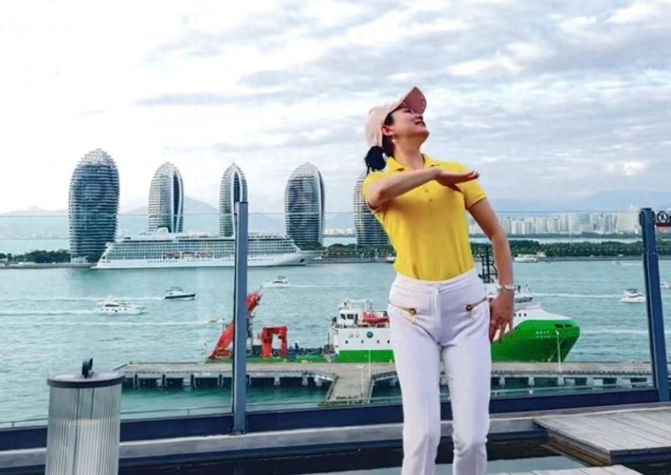 朱军老婆谭梅惹争议,参加晚宴化夸张浓妆提5万包,被指别扭变样_照片