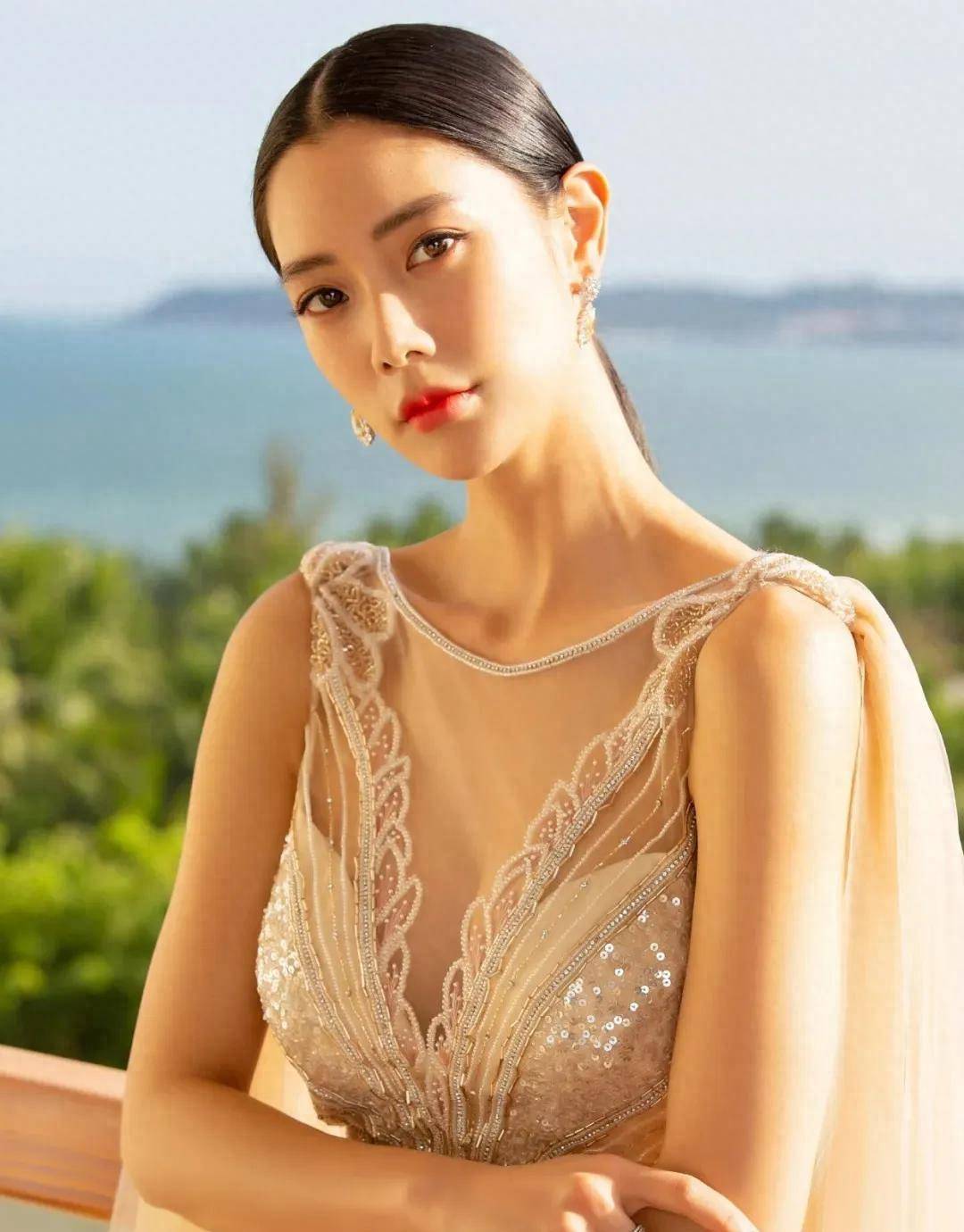 克拉拉不愧被称为亚洲第一美女,身穿镂空连衣裙,凹凸曲线明显,