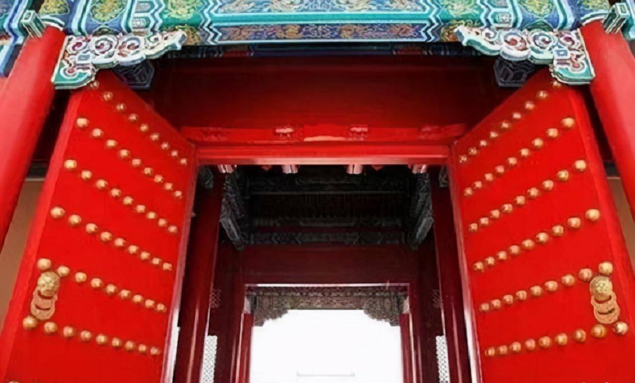 故宫门上的81颗门钉,导游为何说:命格硬的可以试试?_文物_文化_游客