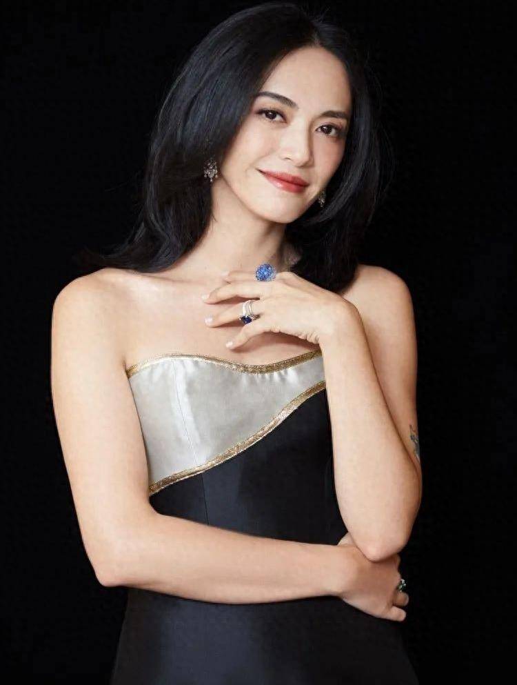 43岁姚晨,身材比例不输超模!_活动_演技_广大观众