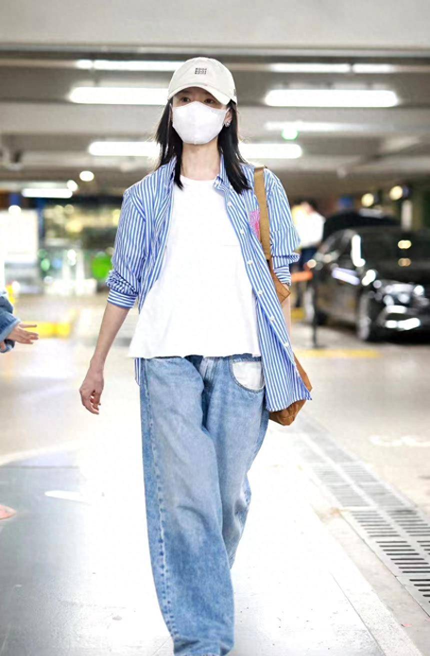 董洁现身机场,身穿条纹衬衫搭配阔腿牛仔裤,休闲又时尚!