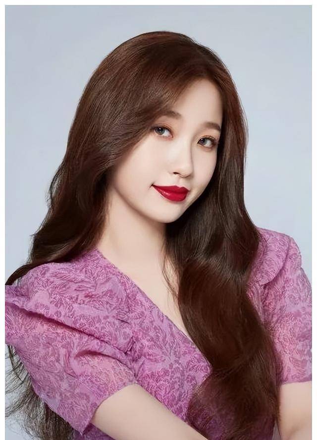 2022年,虞书欣仅用一句话,就将爱奇艺的副总姜滨说上热搜,内娱敢公然