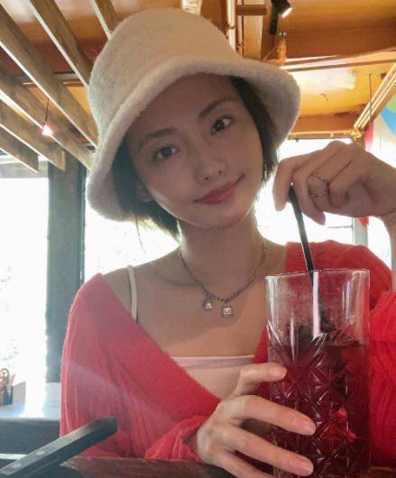 33岁张嘉倪晒度假照,红色毛衣配吊带甜美十足,"巴掌脸"惹人羡_老公