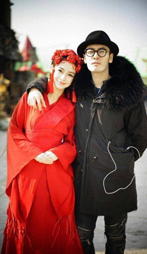 姜文等大佬深夜聚会,一女子被灌得烂醉如泥!