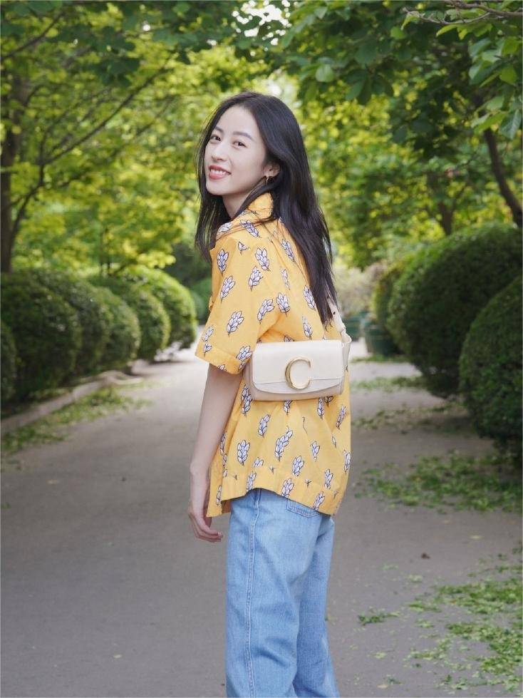 被周雨彤的穿搭惊艳了:4种少年型分支风格,有趣又好看_衬衫_感觉_运动