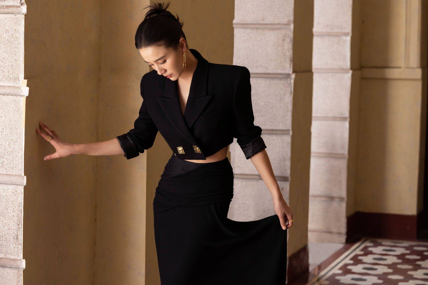 宋佳穿深v西装走路飒飒生风 小露蛮腰彰显熟女魅力_身材_造型_外表