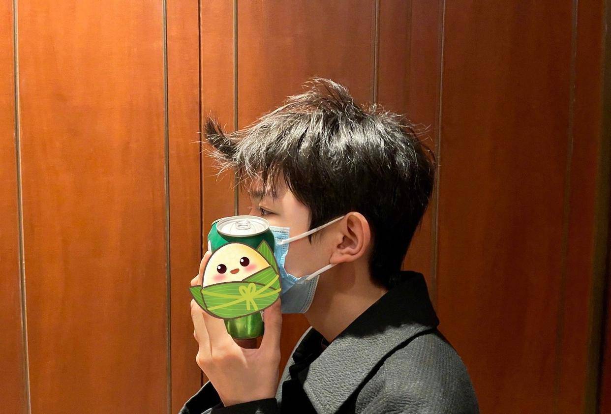 王源最新时尚大片面部臃肿,被网友质疑打美容针未恢复,颜值暴跌_预期