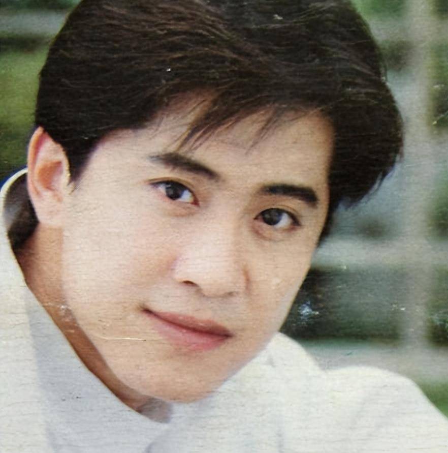 从舞台到商演,53岁毛宁主动牵手紧搂女子,一场演出150万!