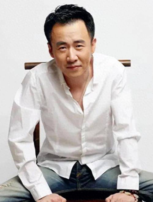 《父辈的荣耀》姜峰:助母亲抗癌20年,人生被拖垮,妻子是大恩人_梁富