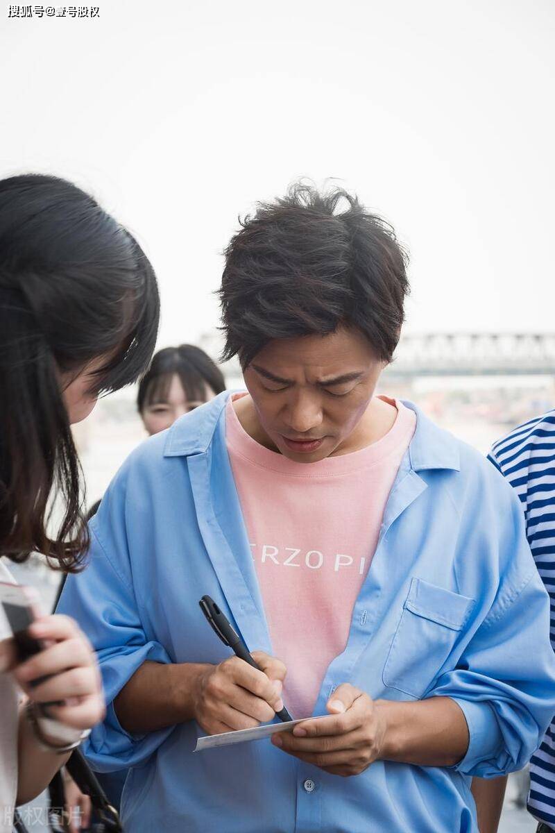 论出身,他也比李佳琦低得多,他如今是年轻一辈中最火的相声演员,在