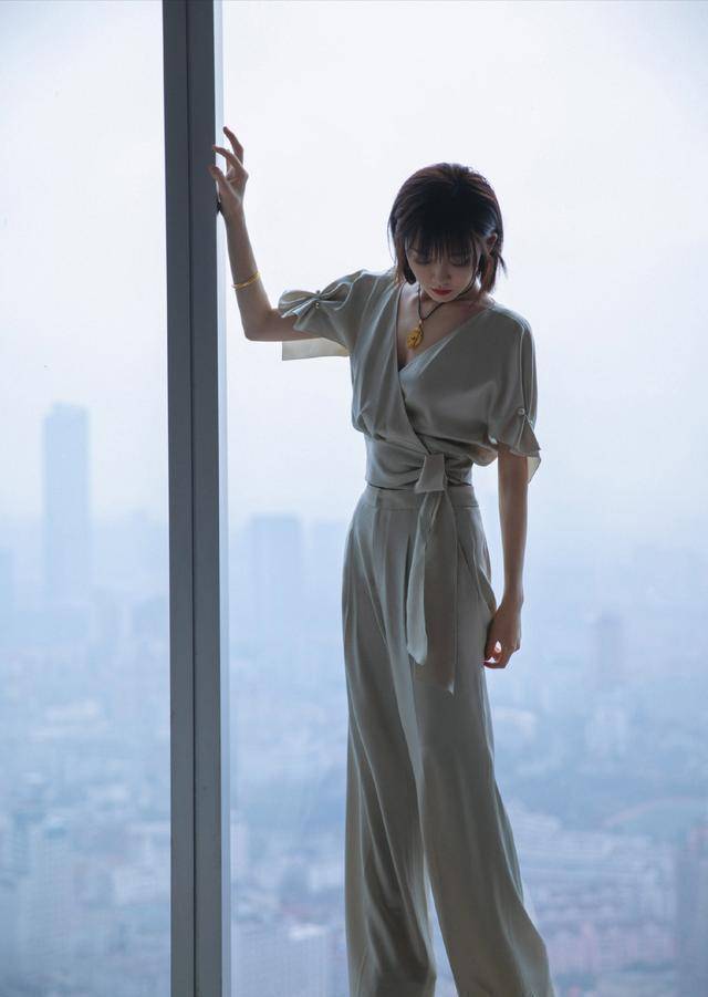 老婆苗苗穿深v大秀身材,绝美气质太高级_礼服_女生_气息