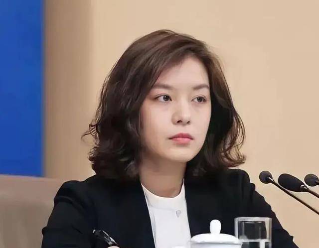 外交部的"冰山女神"张京:工作时不苟言笑,私底下是爱笑的女孩_时候