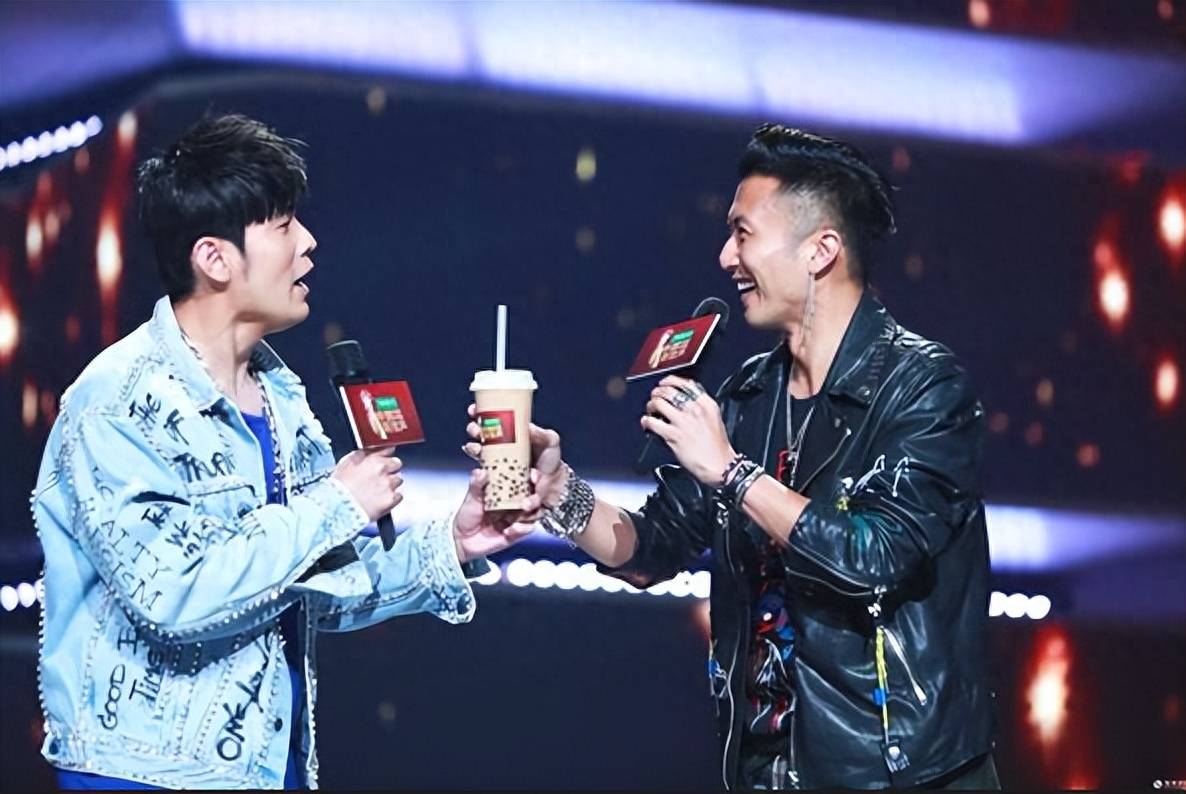 谢霆锋调侃周杰伦开演唱会肯定很赚钱吧周杰伦的回应让人笑翻_门票