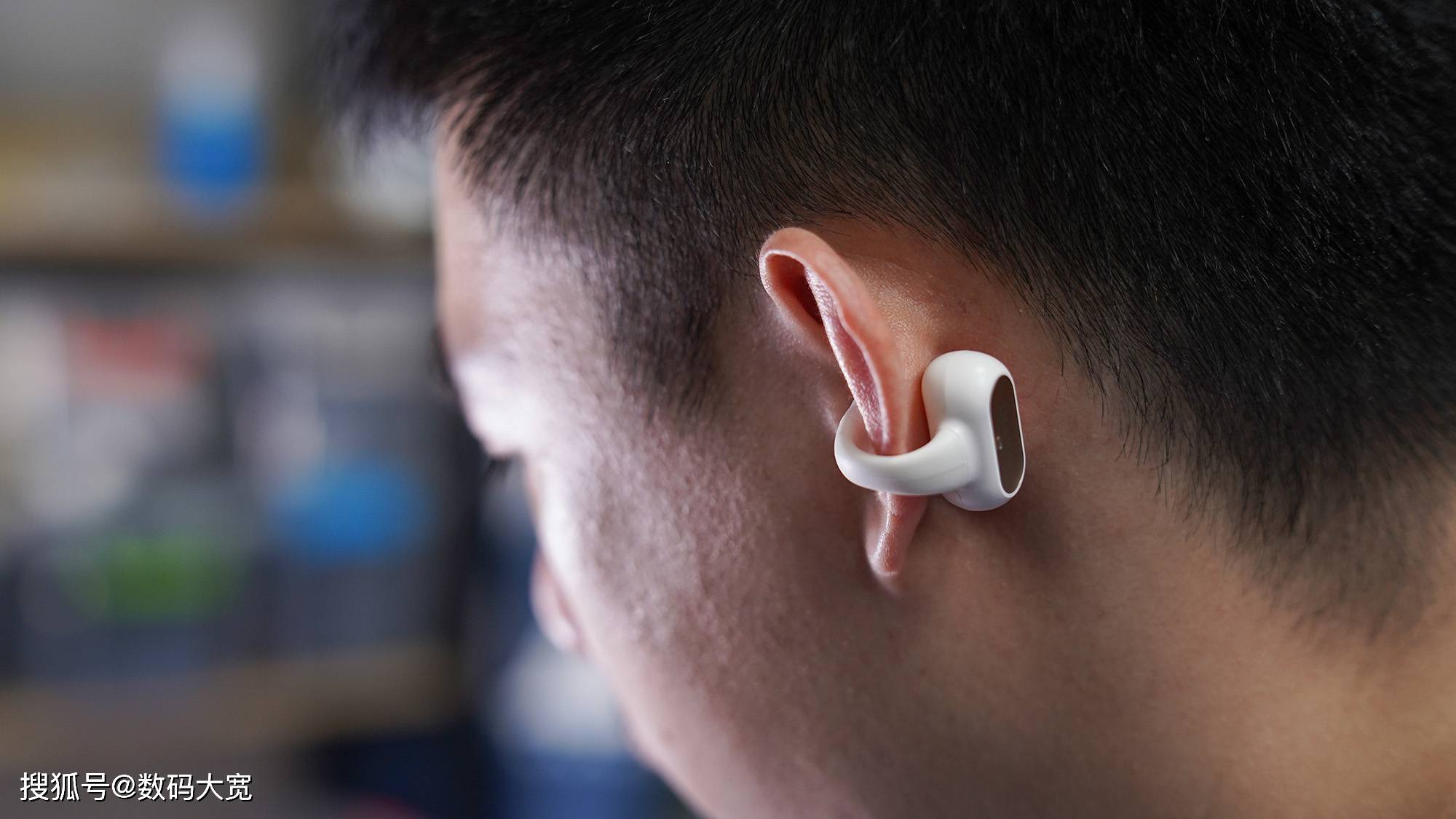 常见的骨传导耳机,是类似于发夹圈的形态,通过耳挂来承托,固定整机,以