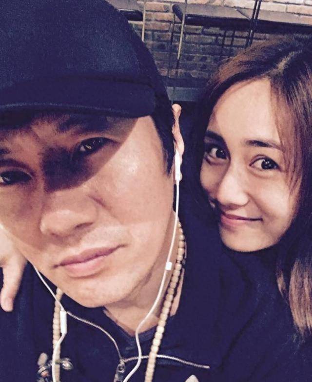 而其时郑钧的奇迹正处于上涨期,他不得不将媳妇送到国外生存,2003年