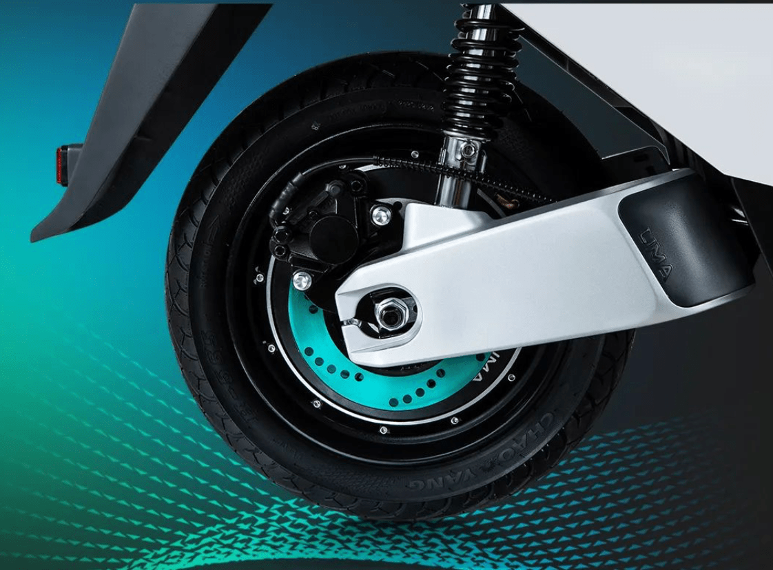 立马电动车v9,极速为65km/h,续航百公里,搭载2000w飞跃电机.