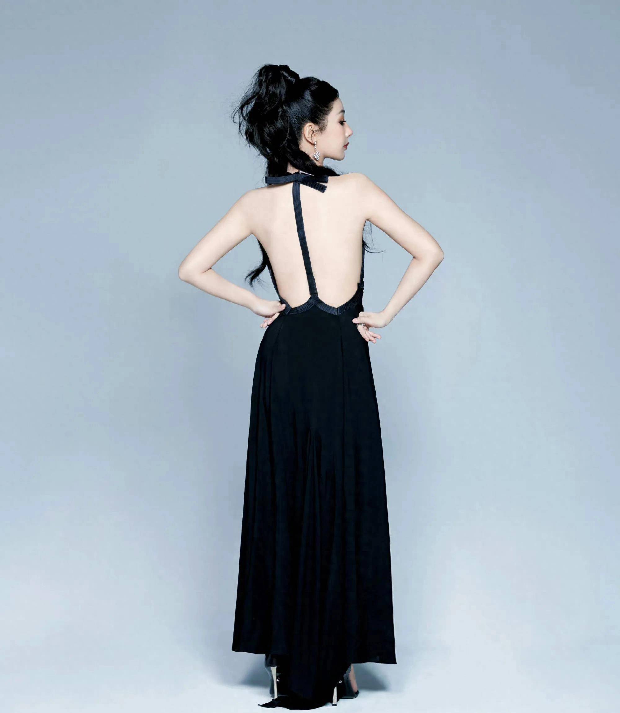 当迪丽热巴和杨紫同一天活动造型曝光,我才明白,上天是公平的