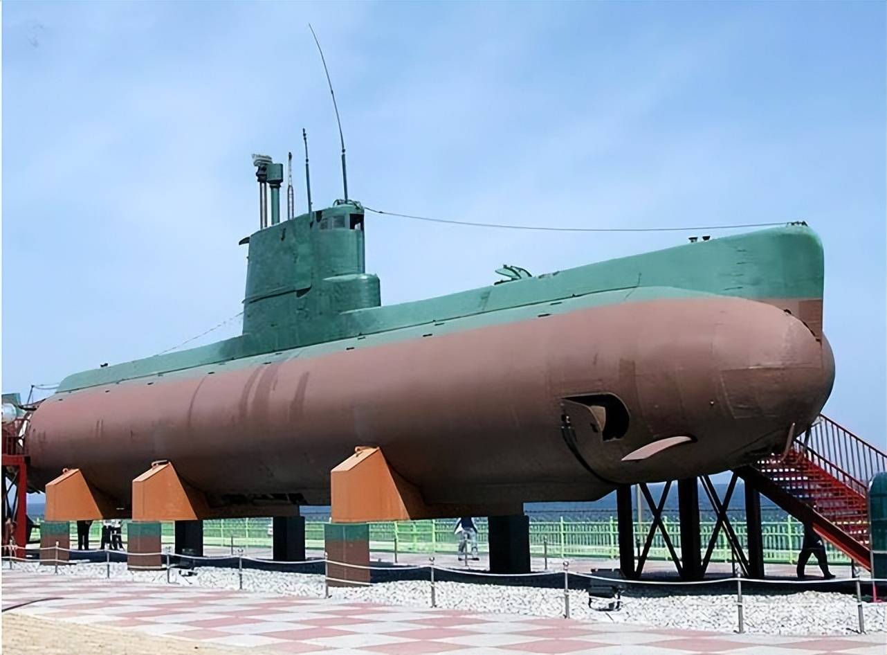 朝鲜第一艘巡航导弹潜艇下水,看起来很眼熟,有中国血缘吗?