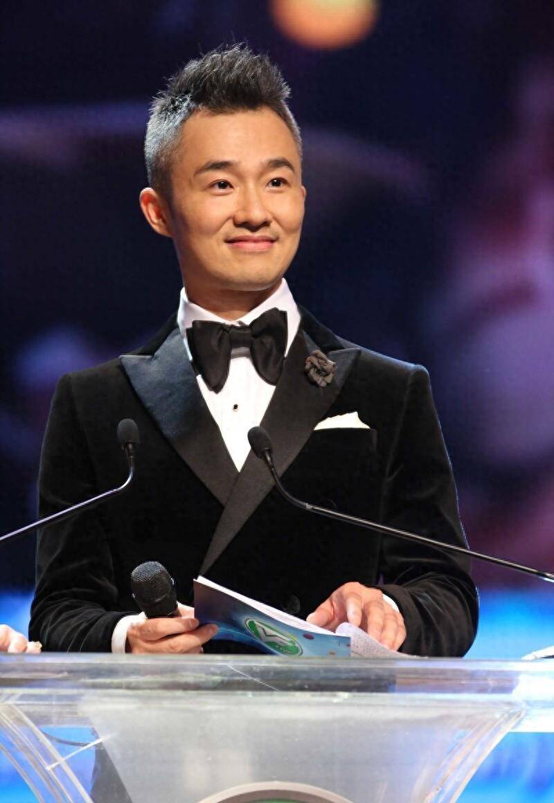 东方网当初是这么评价他的,程雷就是上海的万人迷.