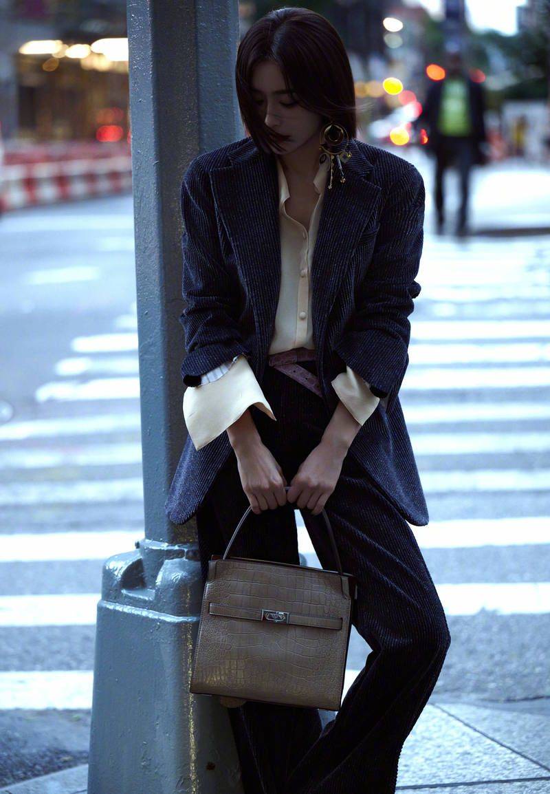 秦岚蓝色西装低调时尚 飒爽干练演绎职场女强人_写真_魅力_造型