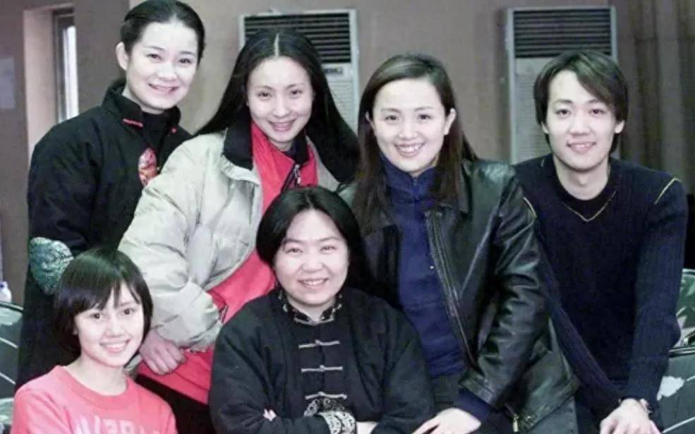 从大学就在一起的四对明星夫妻,最后一对很多人不知他们是夫妻_鲍蕾