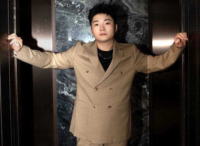 白小白事件的启示:在一次饭局上,其他人相互敬酒,但无人理会白小白,使