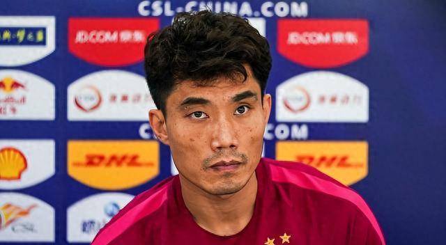 而我们男足1-1艰难逼平排名仅136位的马来西亚,面对球迷的指责,郑智表