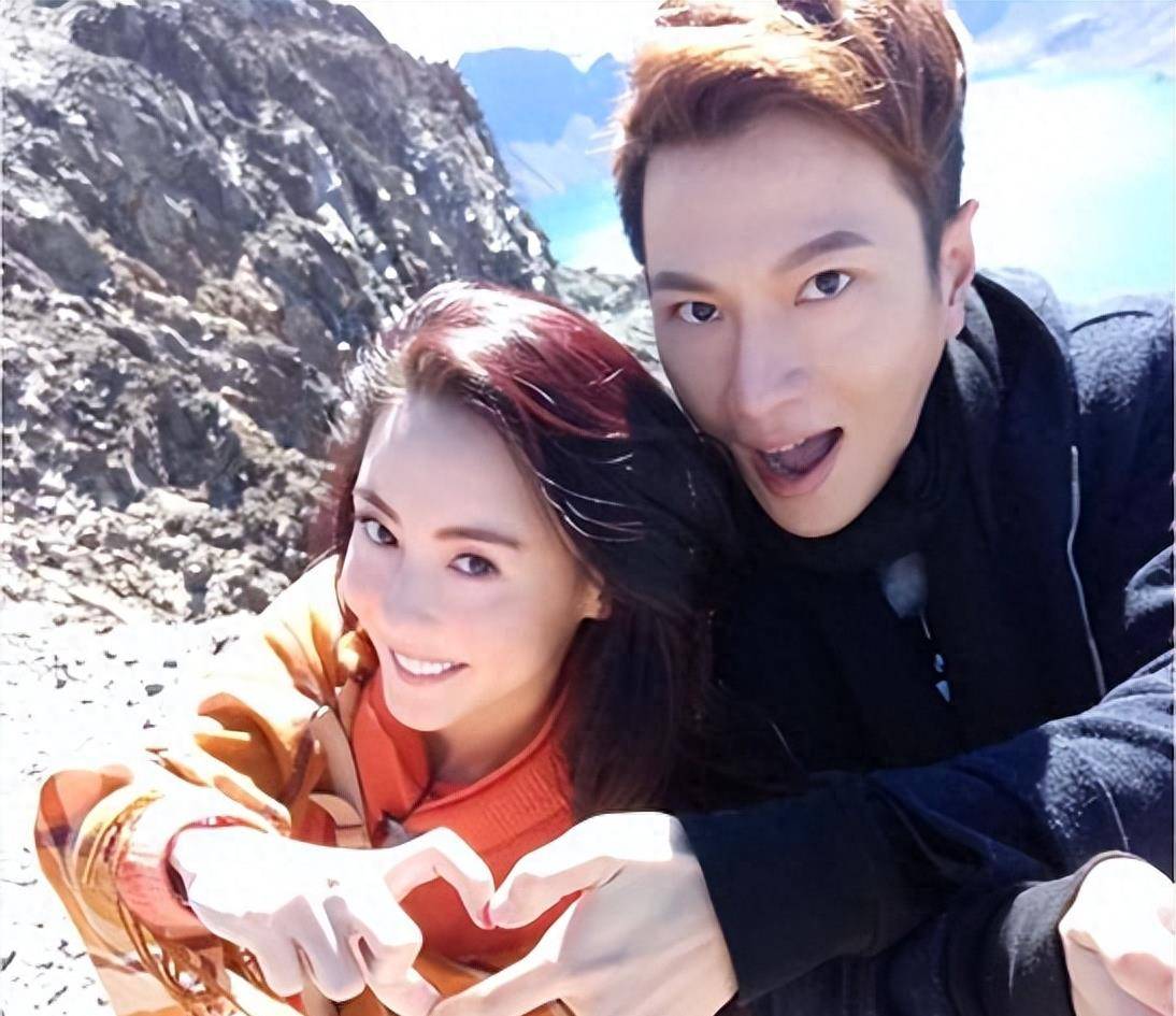 在一些综艺节目中,张柏芝和何孟怀的互动频繁且亲密,他们的默契和互动