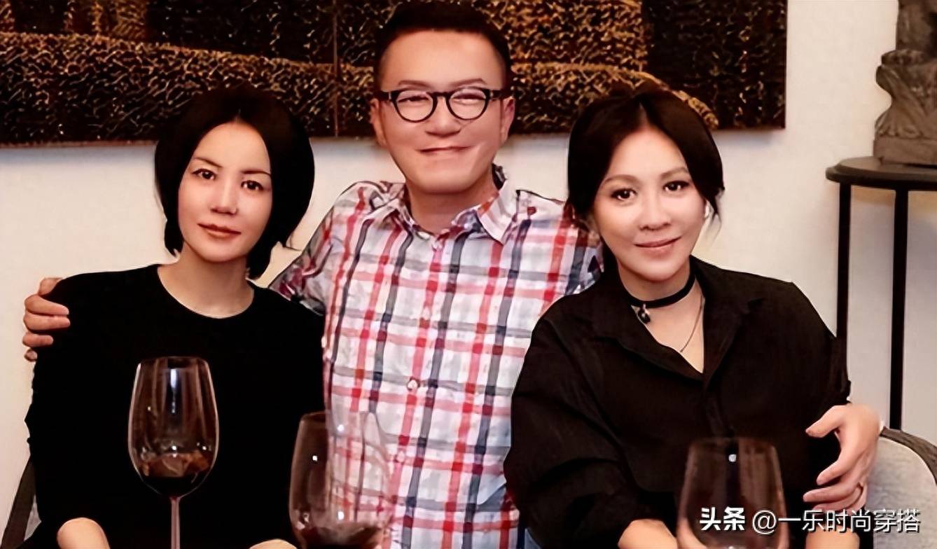 王菲刘嘉玲豪宅聚会,仅5岁之差却一个优雅少女,一个犀利大妈_白色