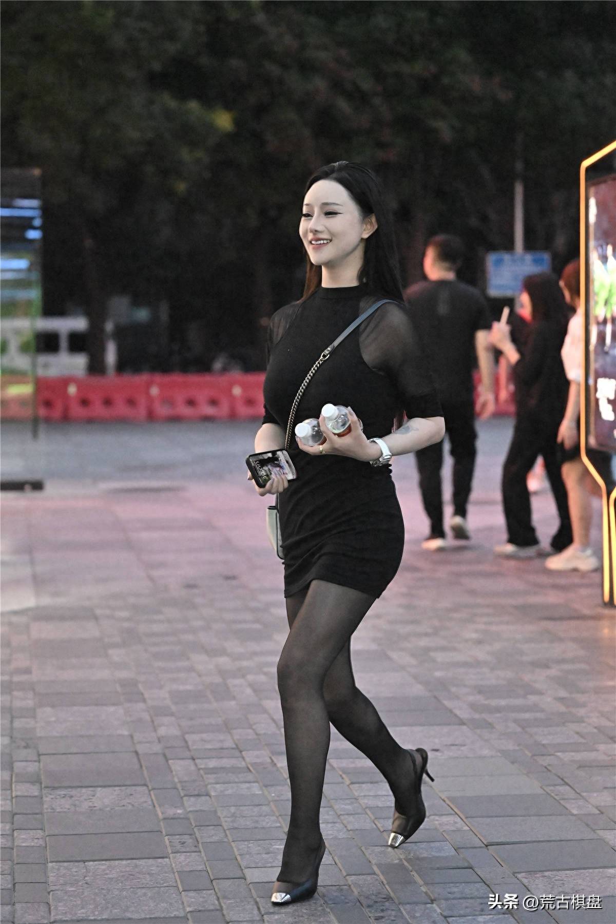 黑色丝袜,到了春夏时节穿着的人还是多了起来,穿出独特感觉_女子_风格