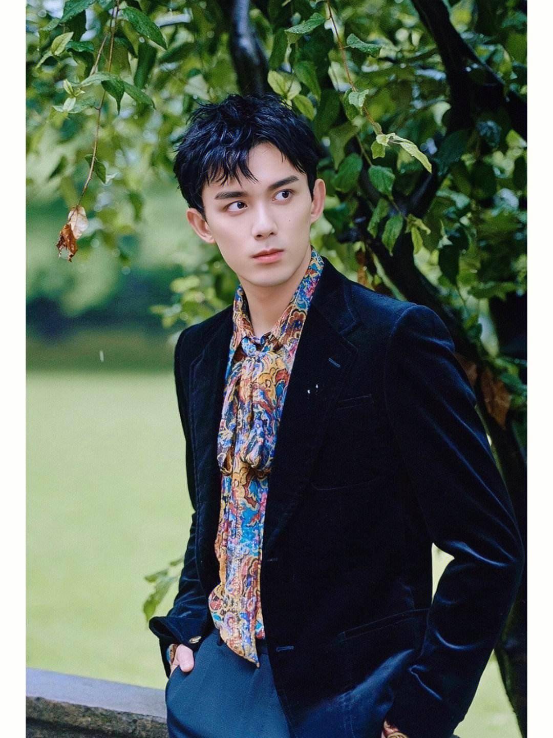 吴磊粉丝应援露赵露思,标语惹争议!网友热议恩怨背后真相!