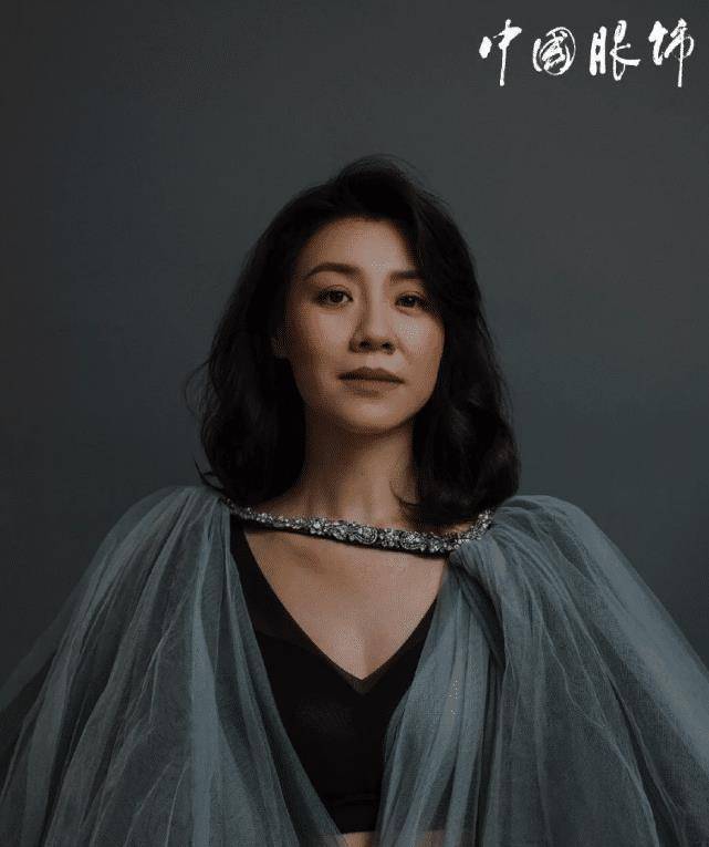 刘琳有着168厘米的身高,总体来看是比较高挑的,留着三七分过肩长发的