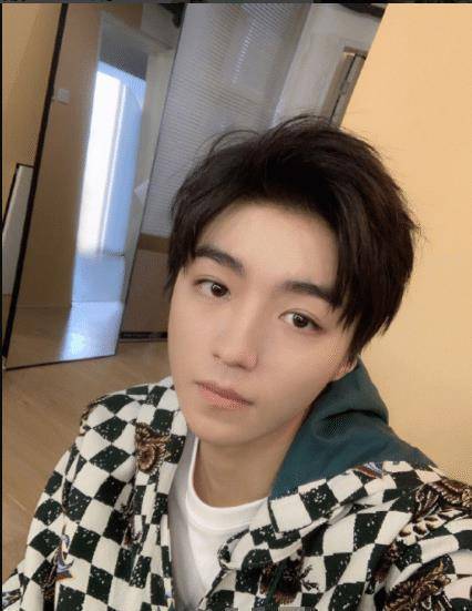 王源秀锁骨,易烊千玺晒"湿发",看到王俊凯的眼神:一秒沦陷了_白色