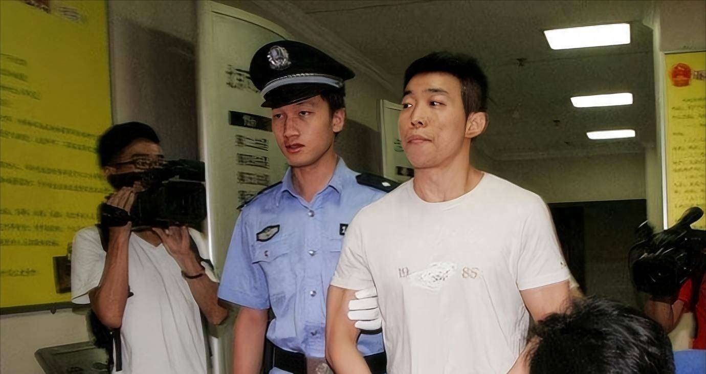 一言难尽说白静,24岁一夜爆红,29岁却被富豪男子连捅13刀毙命_周成海