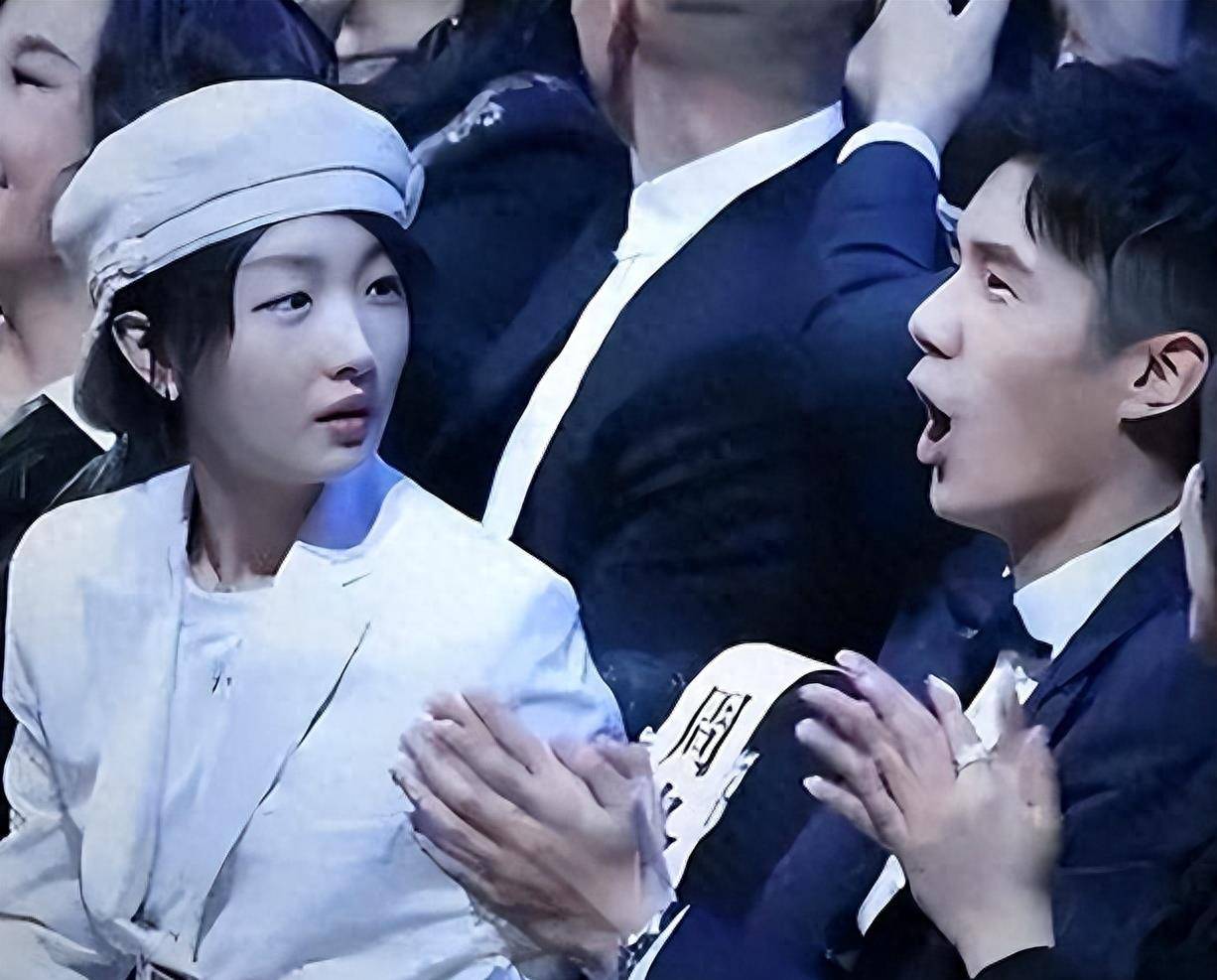 31岁周冬雨回来风格大变,时尚上阵,超低领口,或与刘昊然分手_形象